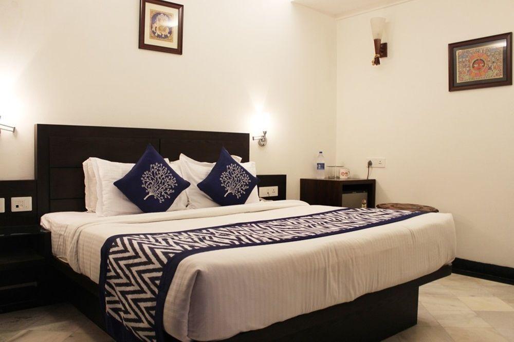 אגרה Oyo Flagship Hotel Rudra Palace מראה חיצוני תמונה