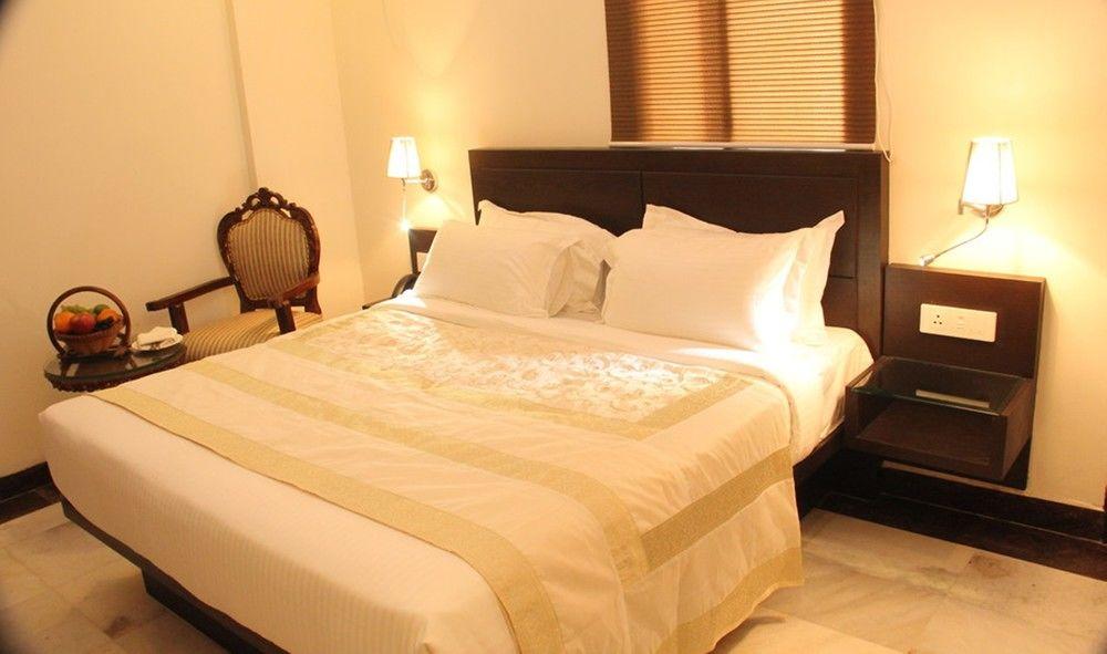 אגרה Oyo Flagship Hotel Rudra Palace מראה חיצוני תמונה