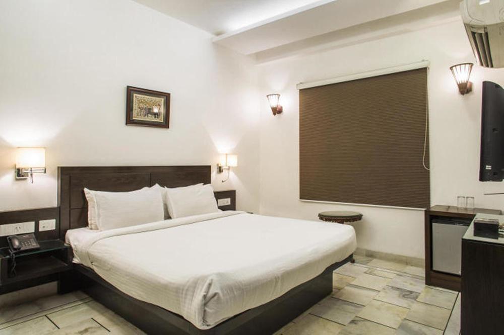 אגרה Oyo Flagship Hotel Rudra Palace מראה חיצוני תמונה