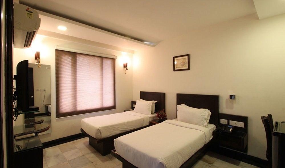 אגרה Oyo Flagship Hotel Rudra Palace מראה חיצוני תמונה