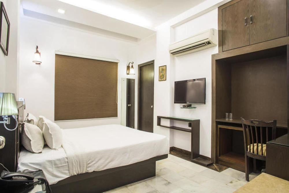אגרה Oyo Flagship Hotel Rudra Palace מראה חיצוני תמונה