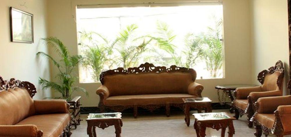 אגרה Oyo Flagship Hotel Rudra Palace מראה חיצוני תמונה