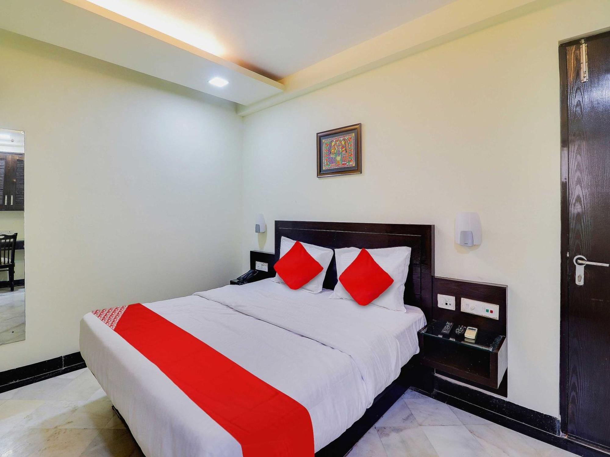 אגרה Oyo Flagship Hotel Rudra Palace מראה חיצוני תמונה