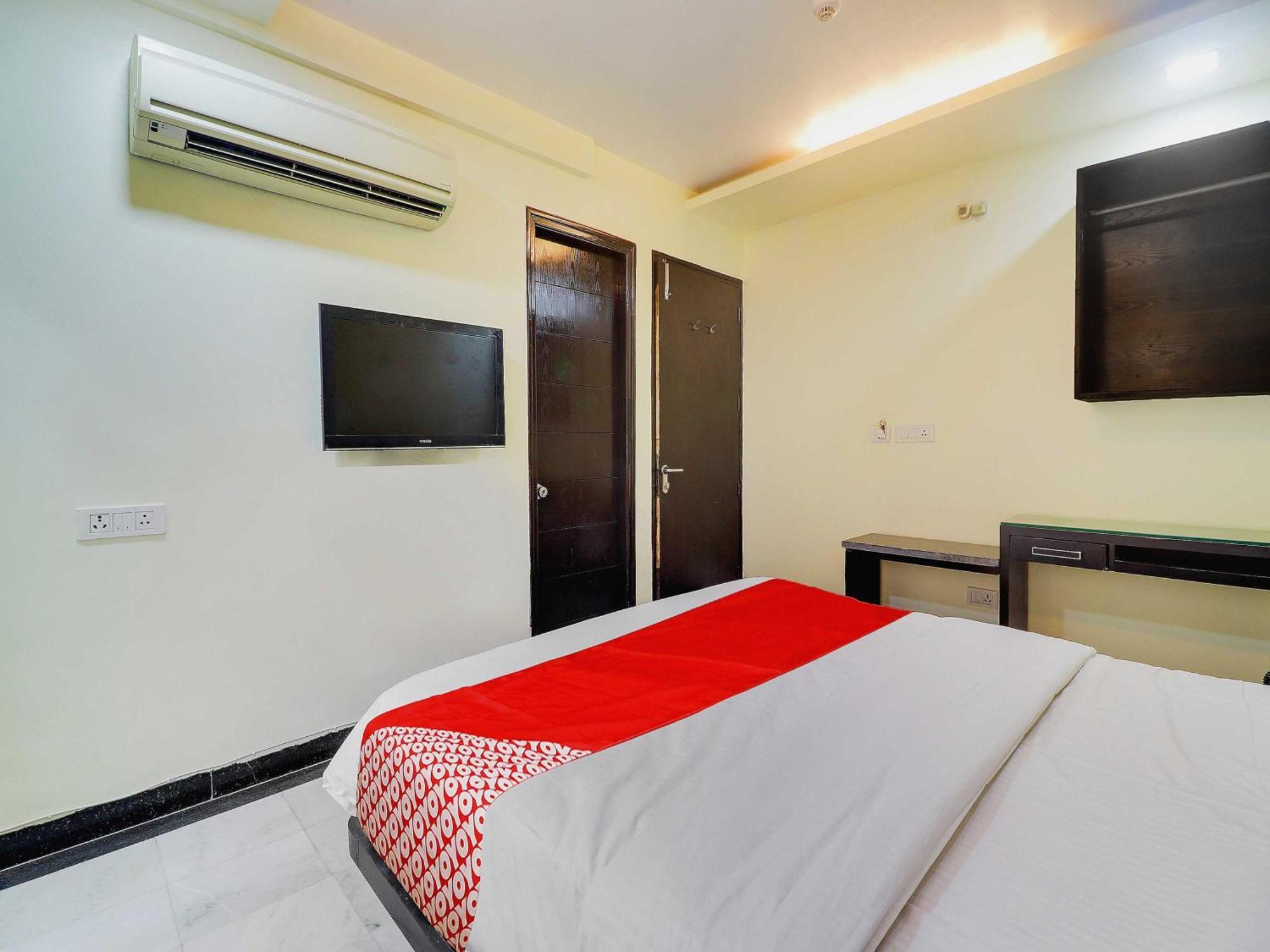 אגרה Oyo Flagship Hotel Rudra Palace מראה חיצוני תמונה