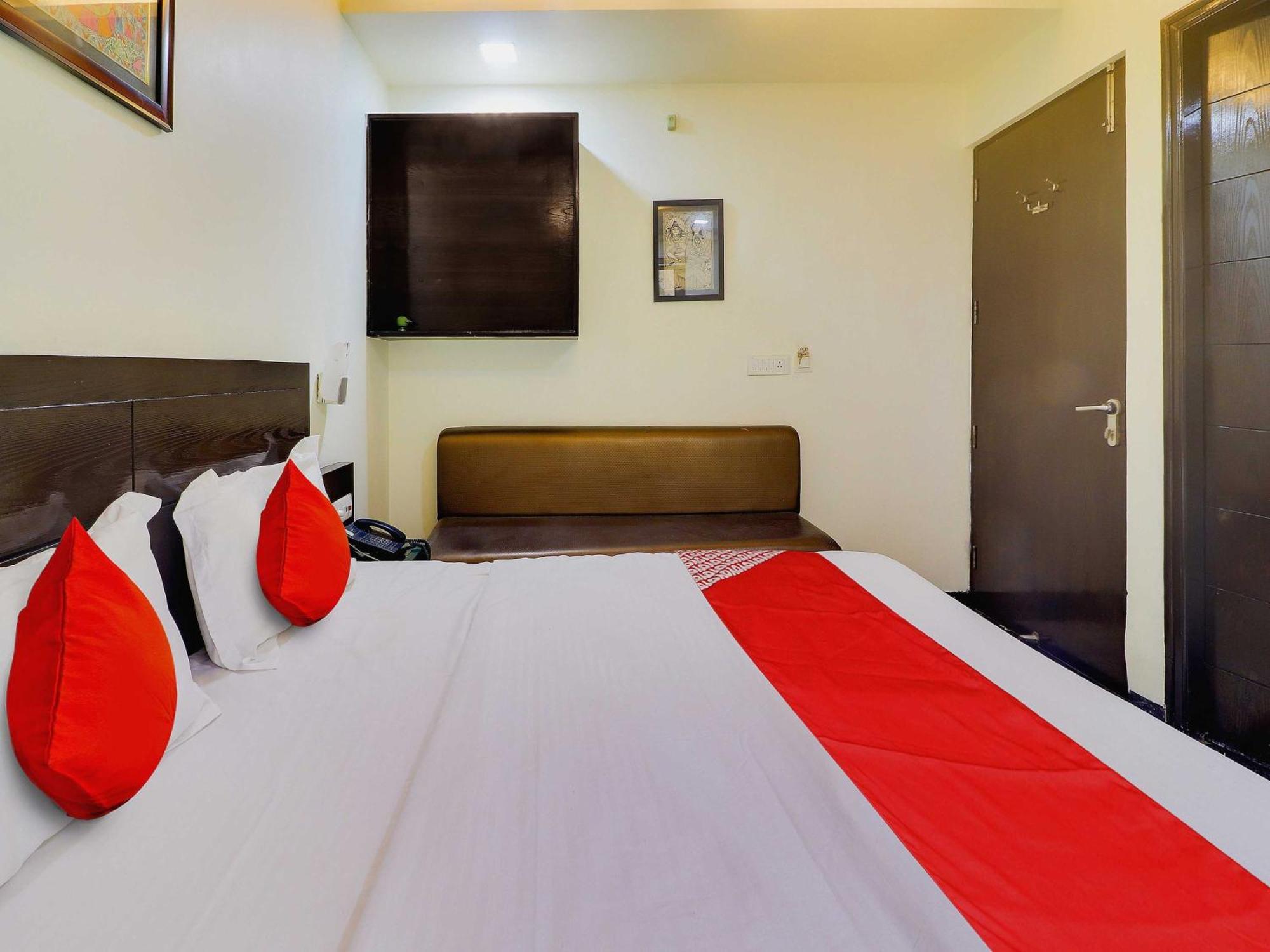 אגרה Oyo Flagship Hotel Rudra Palace מראה חיצוני תמונה