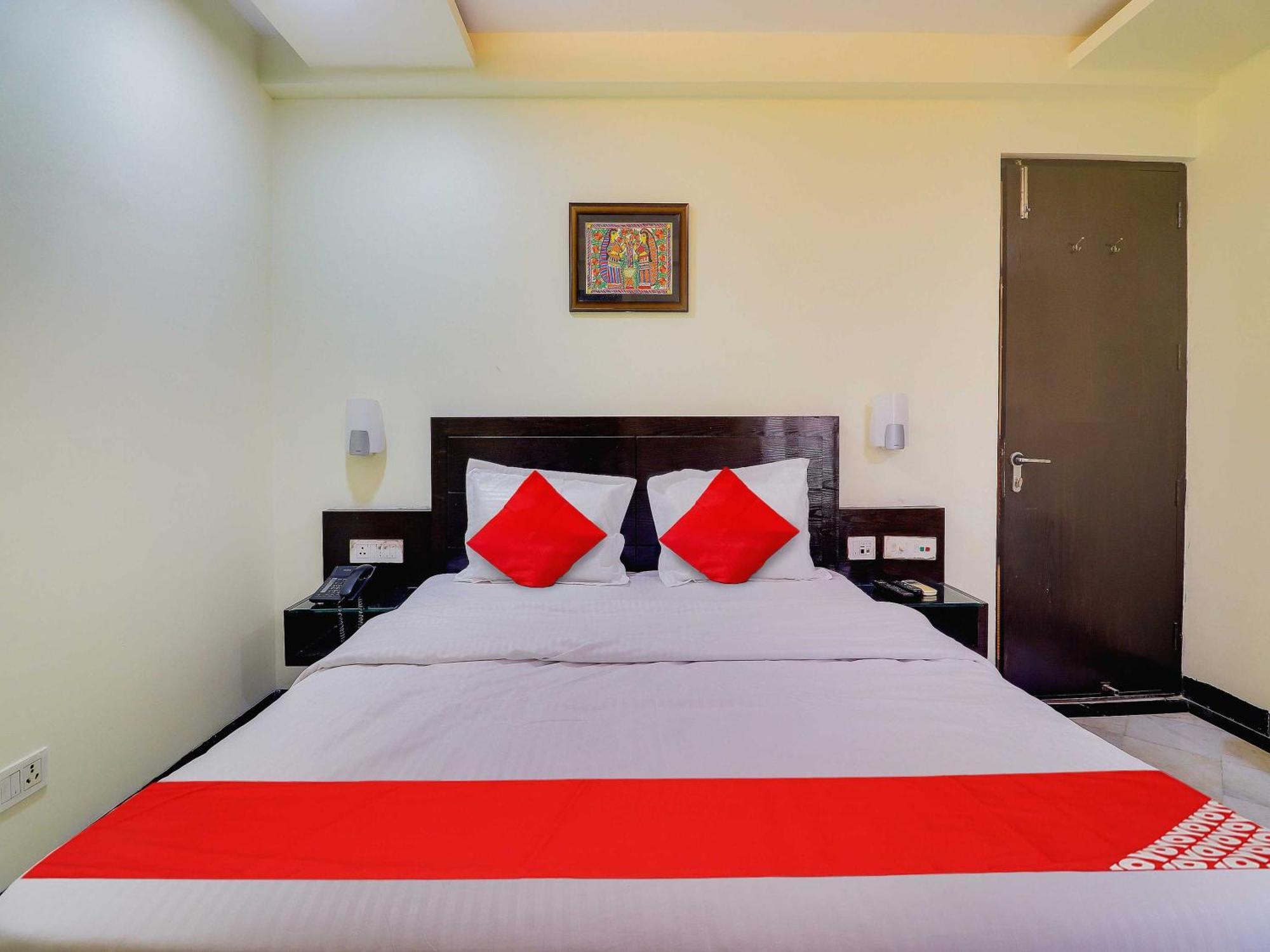 אגרה Oyo Flagship Hotel Rudra Palace מראה חיצוני תמונה