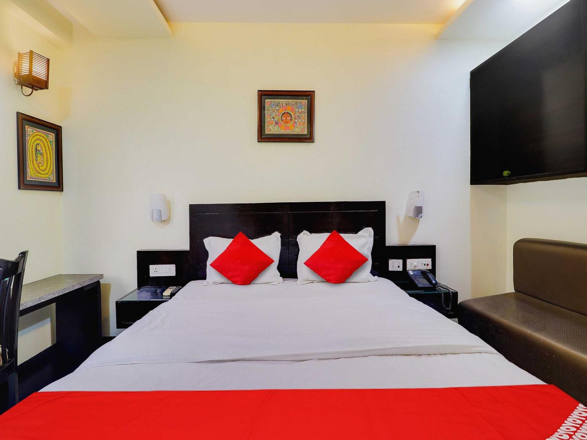 אגרה Oyo Flagship Hotel Rudra Palace מראה חיצוני תמונה