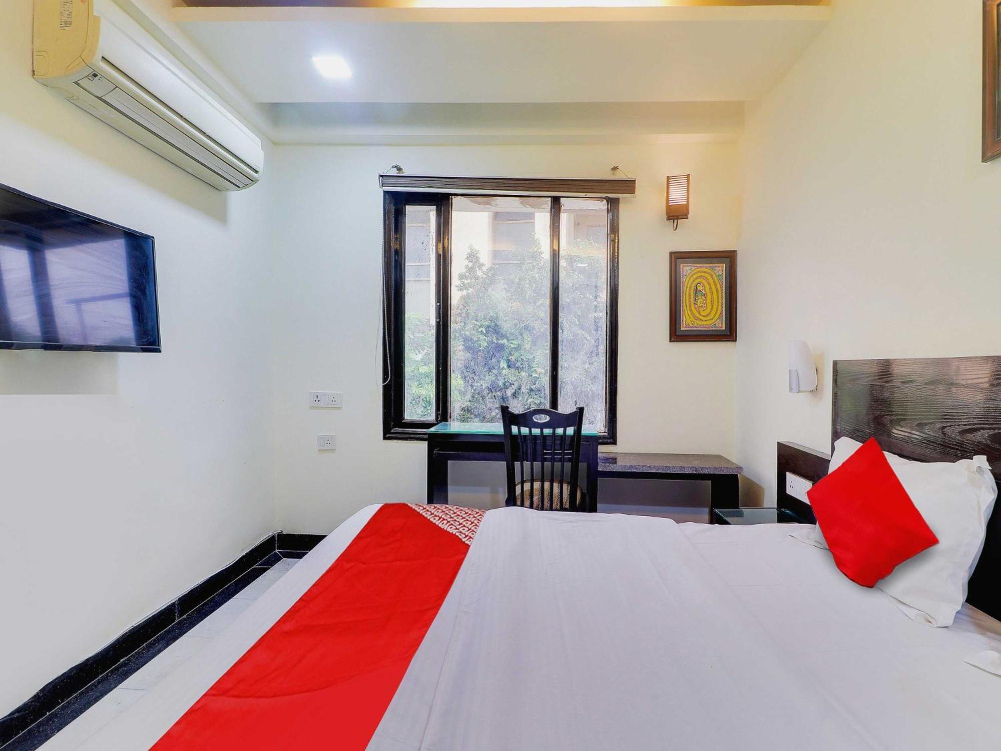 אגרה Oyo Flagship Hotel Rudra Palace מראה חיצוני תמונה