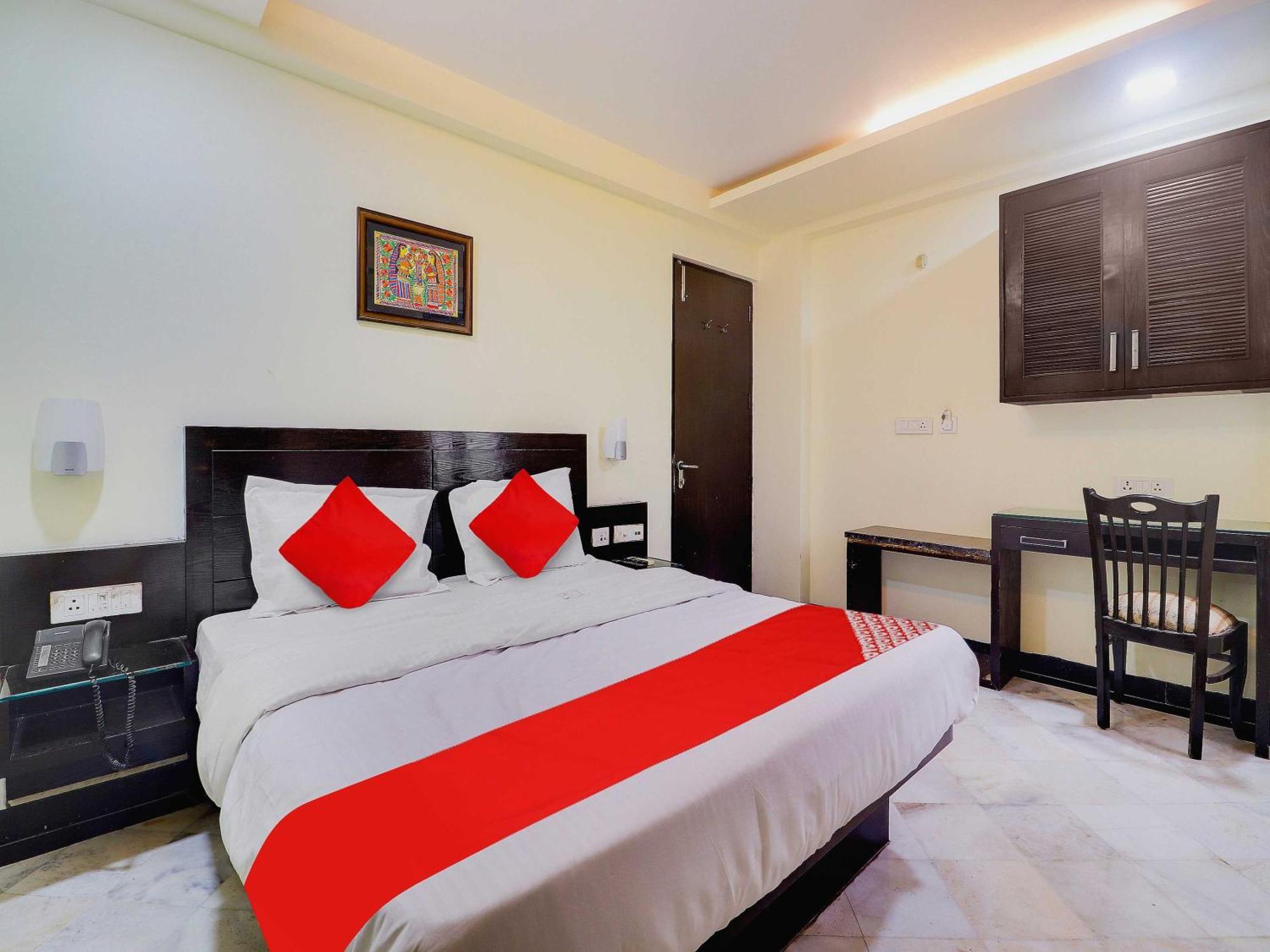 אגרה Oyo Flagship Hotel Rudra Palace מראה חיצוני תמונה