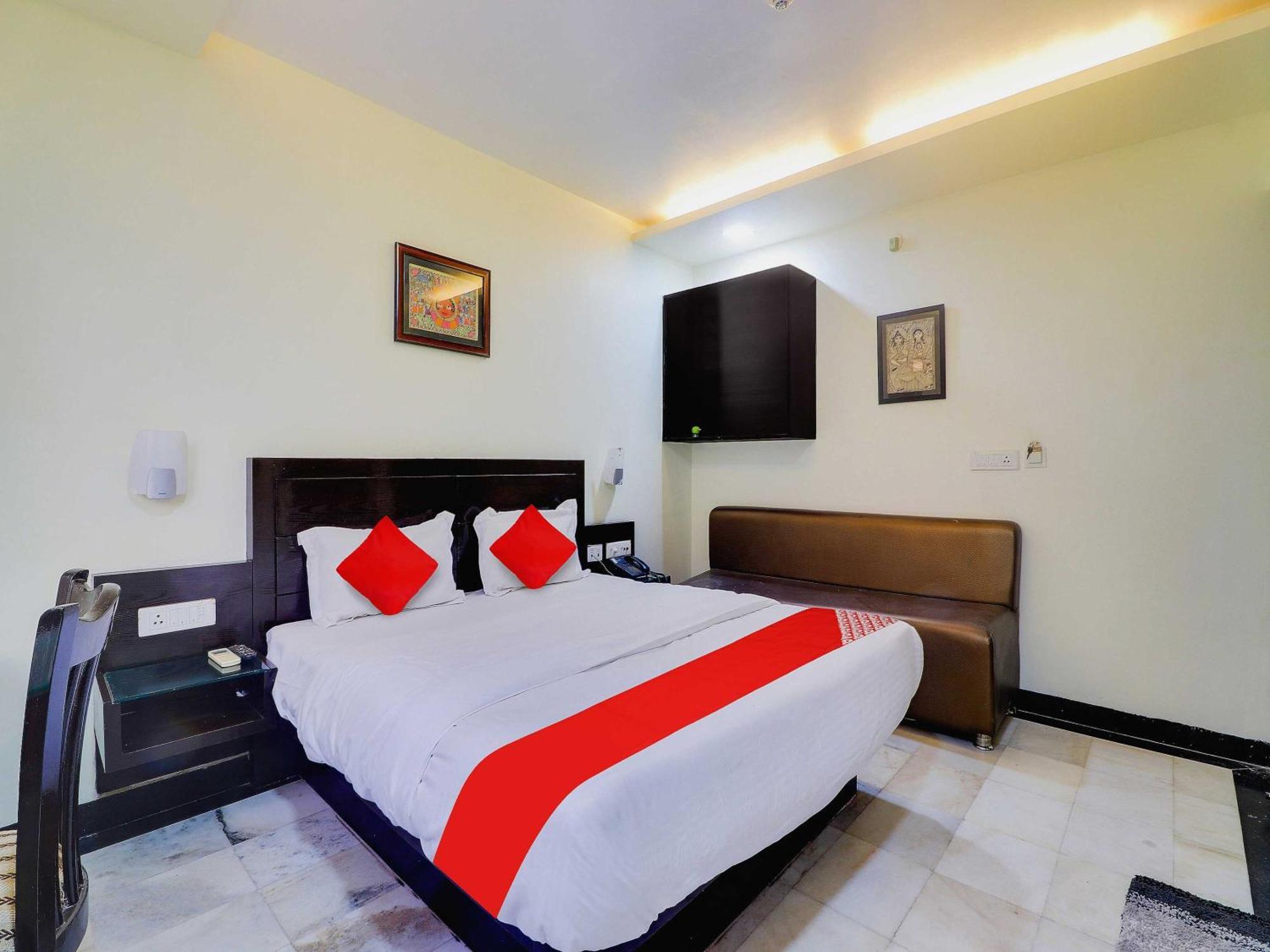 אגרה Oyo Flagship Hotel Rudra Palace מראה חיצוני תמונה