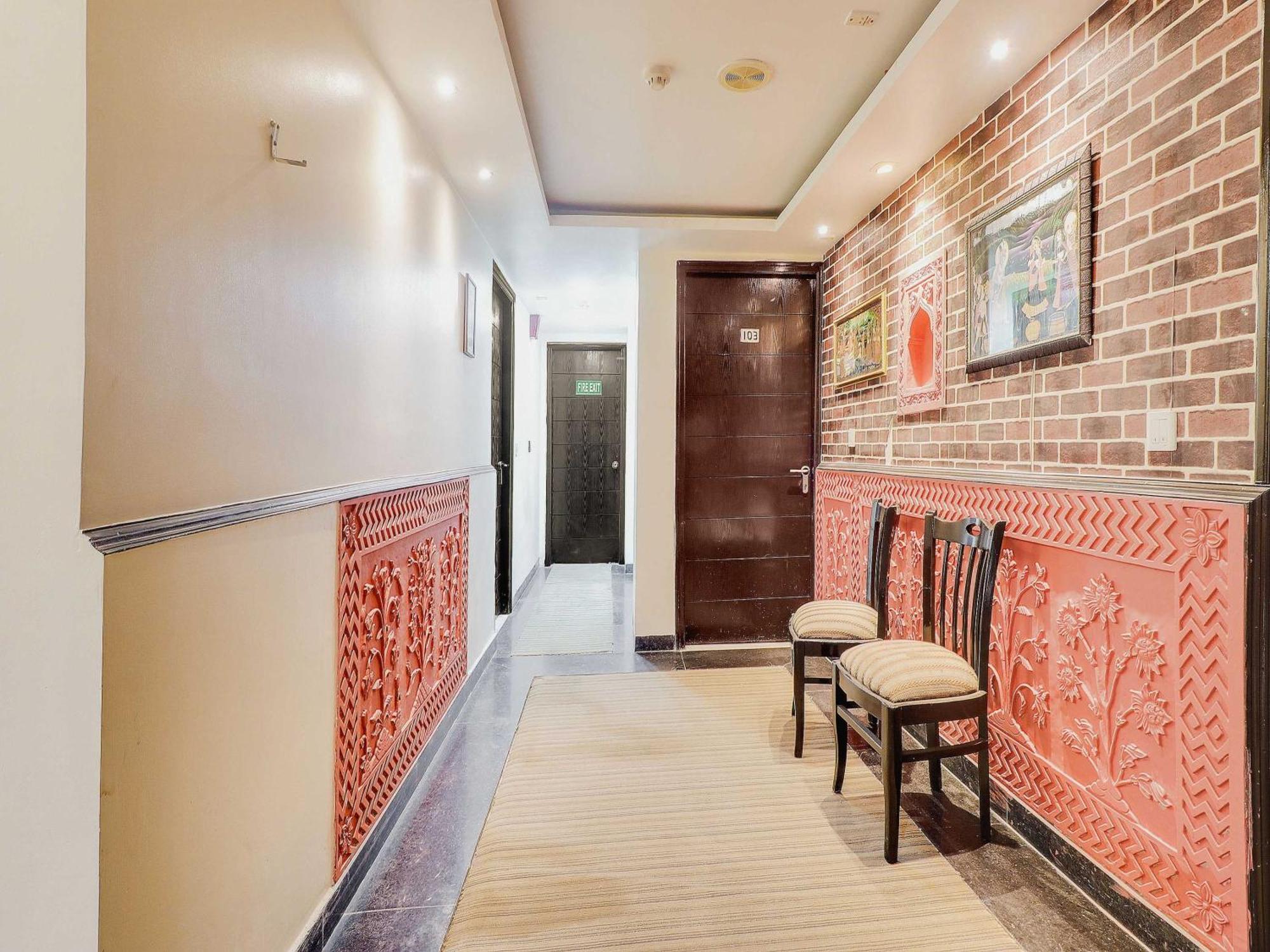 אגרה Oyo Flagship Hotel Rudra Palace מראה חיצוני תמונה