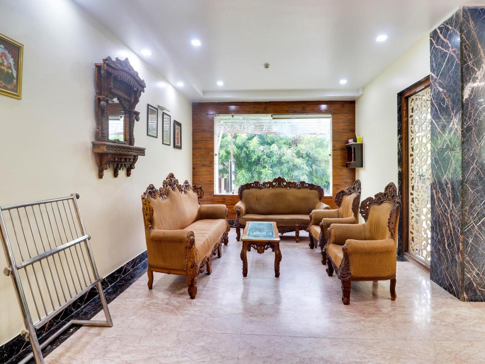 אגרה Oyo Flagship Hotel Rudra Palace מראה חיצוני תמונה