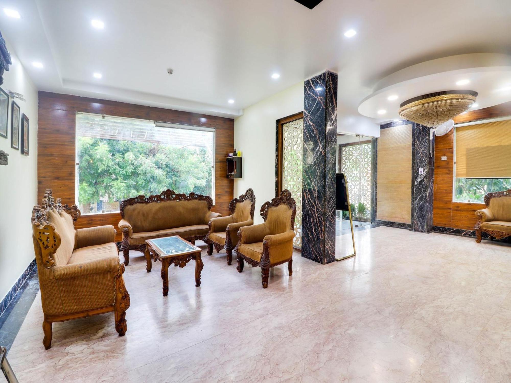 אגרה Oyo Flagship Hotel Rudra Palace מראה חיצוני תמונה