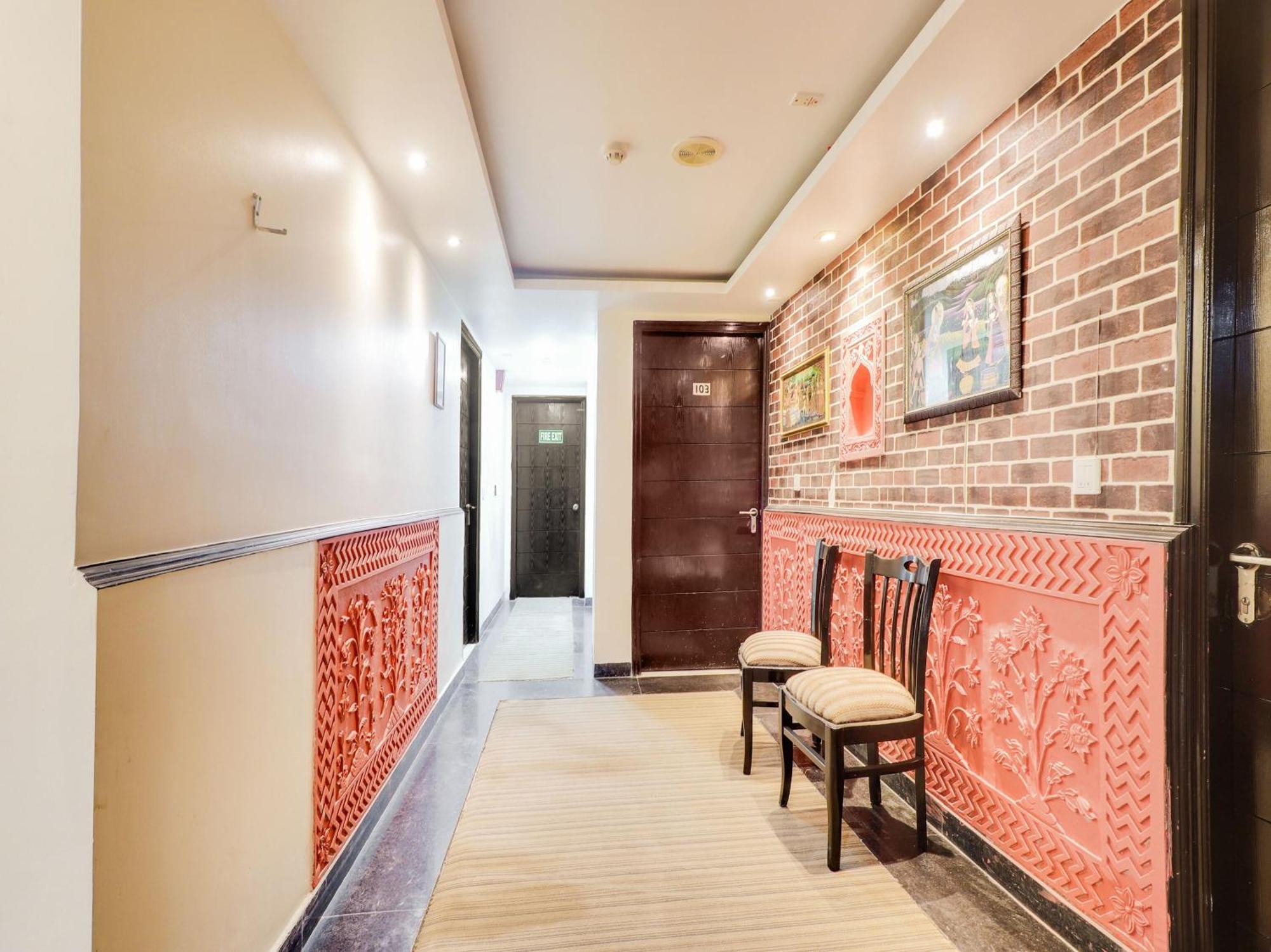 אגרה Oyo Flagship Hotel Rudra Palace מראה חיצוני תמונה
