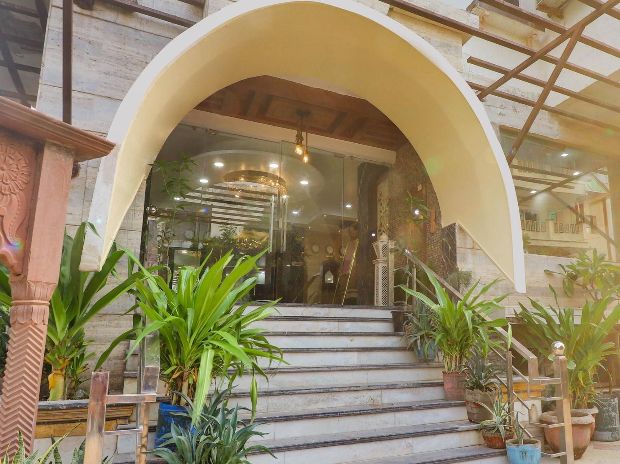 אגרה Oyo Flagship Hotel Rudra Palace מראה חיצוני תמונה
