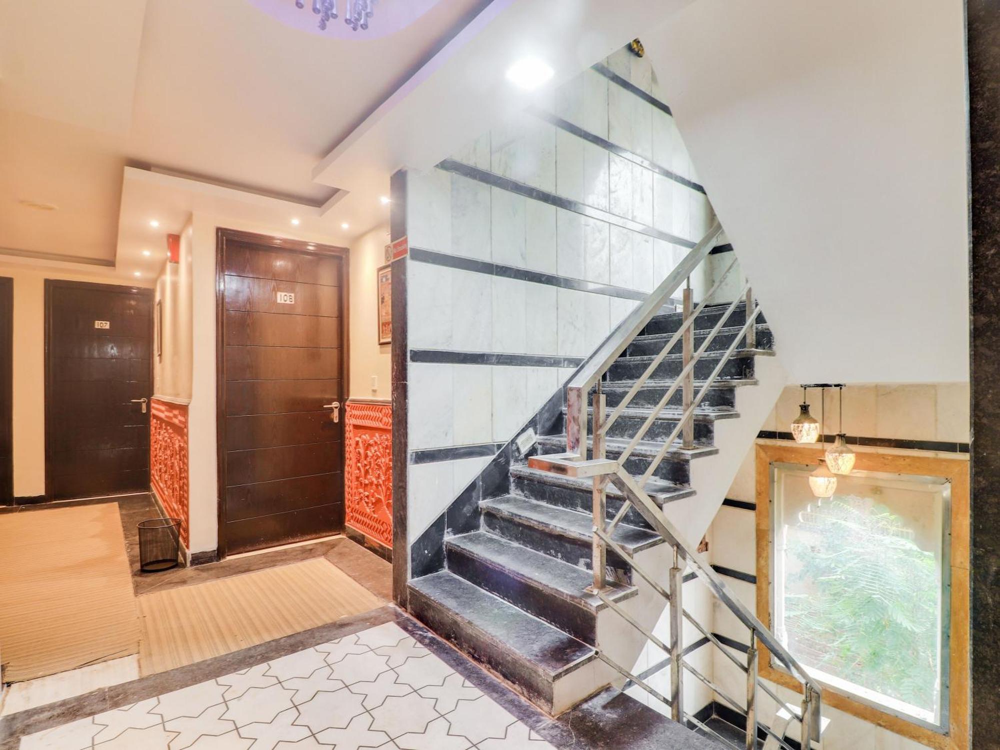 אגרה Oyo Flagship Hotel Rudra Palace מראה חיצוני תמונה