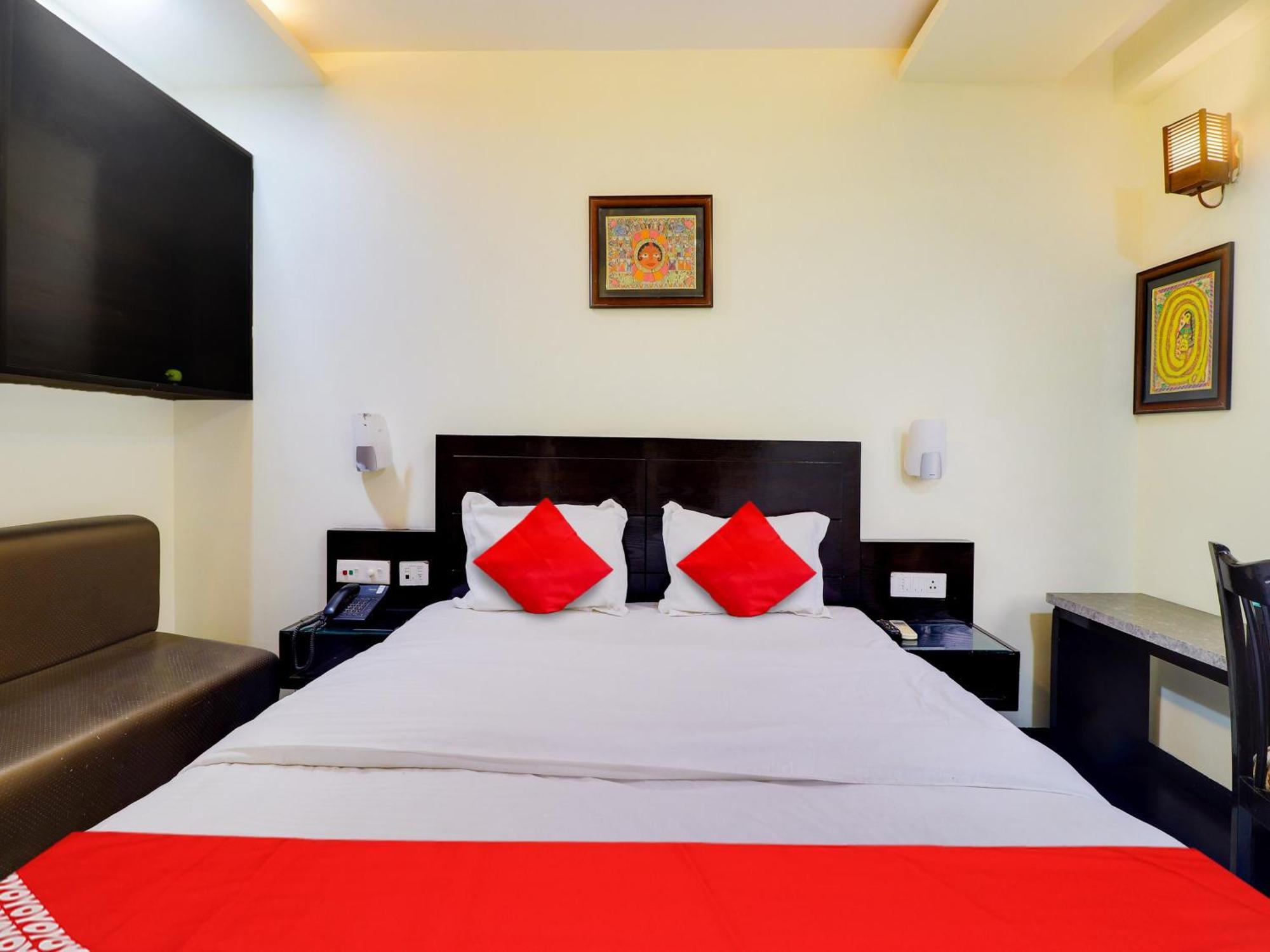 אגרה Oyo Flagship Hotel Rudra Palace מראה חיצוני תמונה