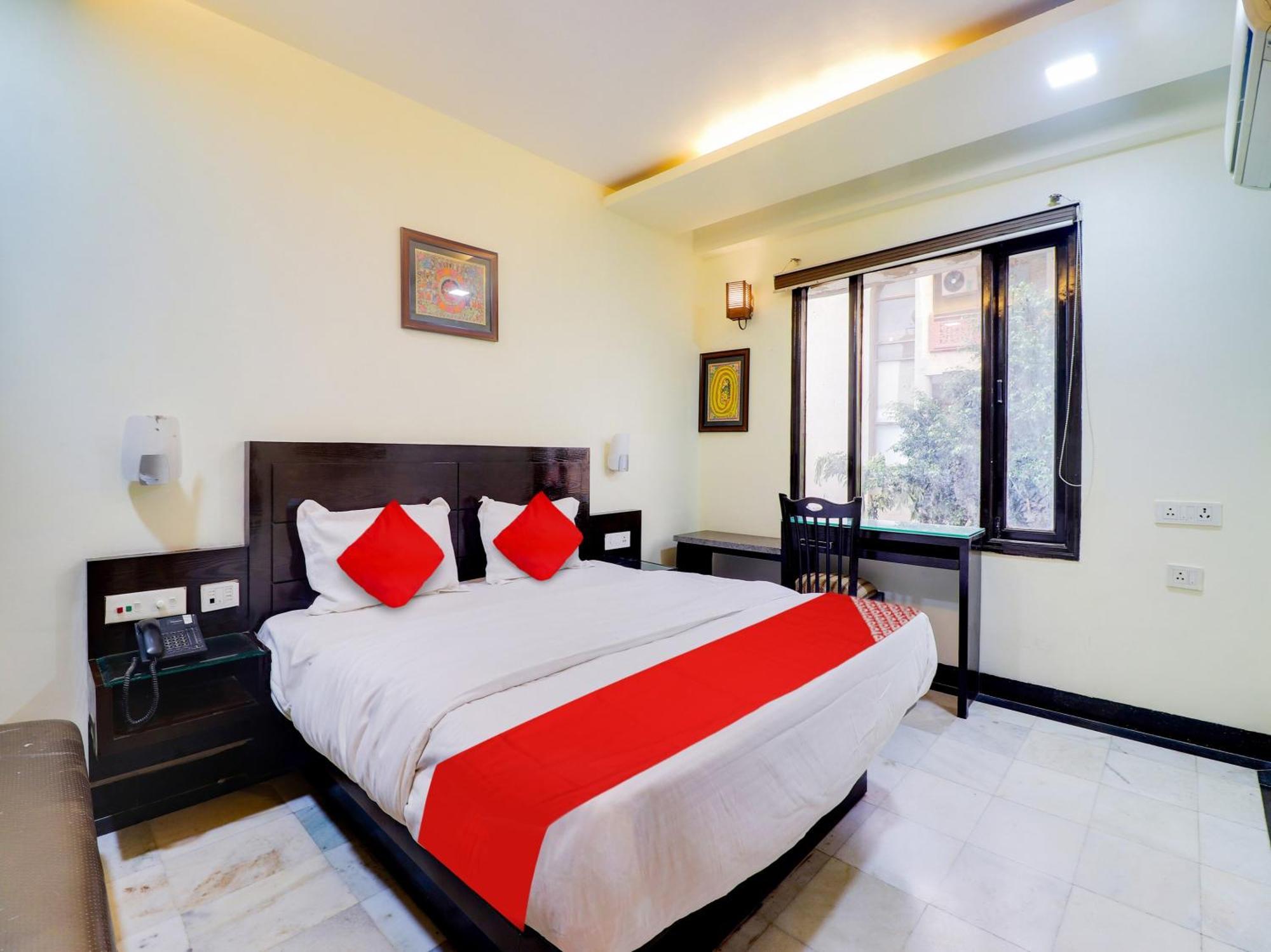 אגרה Oyo Flagship Hotel Rudra Palace מראה חיצוני תמונה