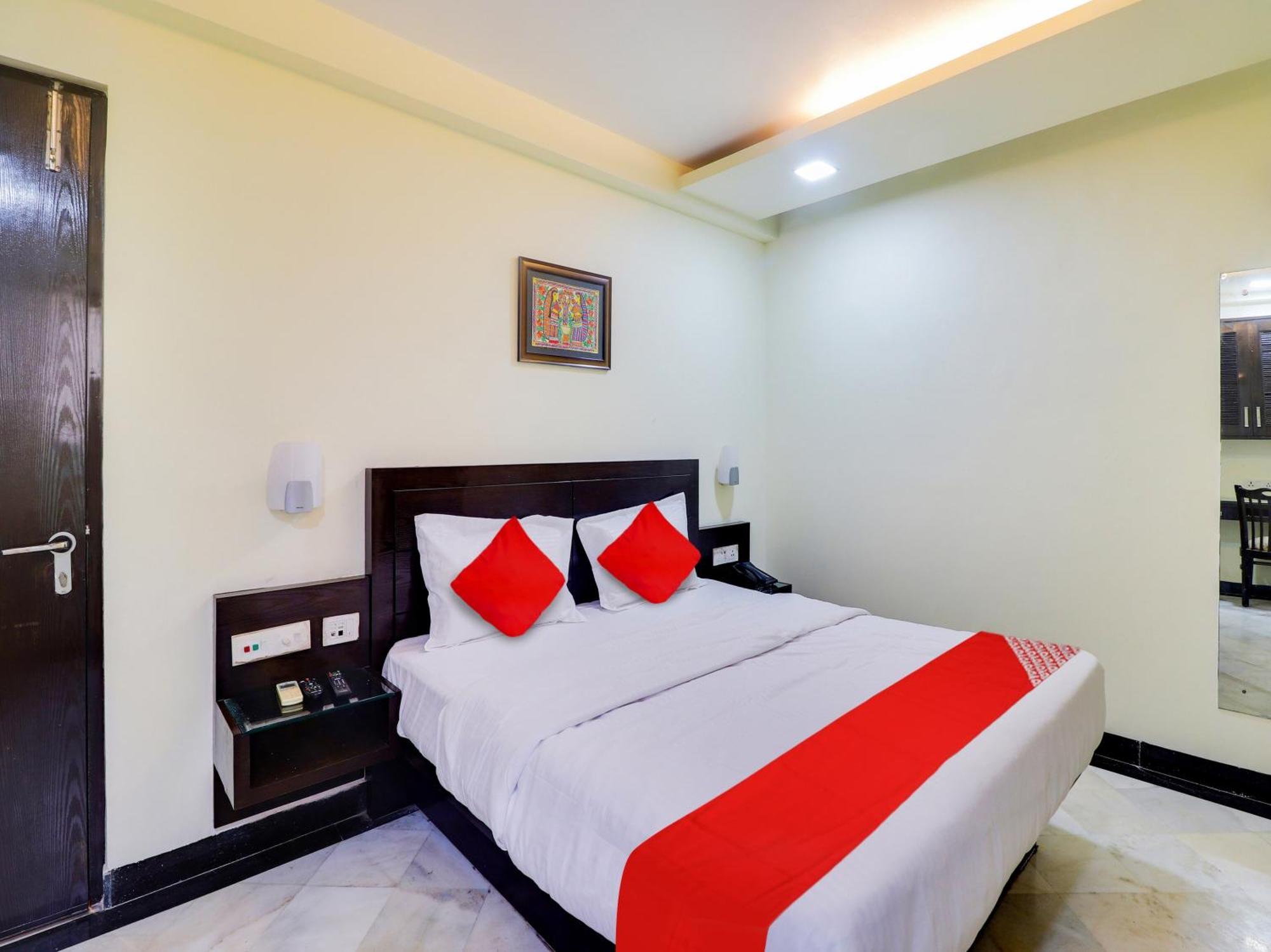 אגרה Oyo Flagship Hotel Rudra Palace מראה חיצוני תמונה