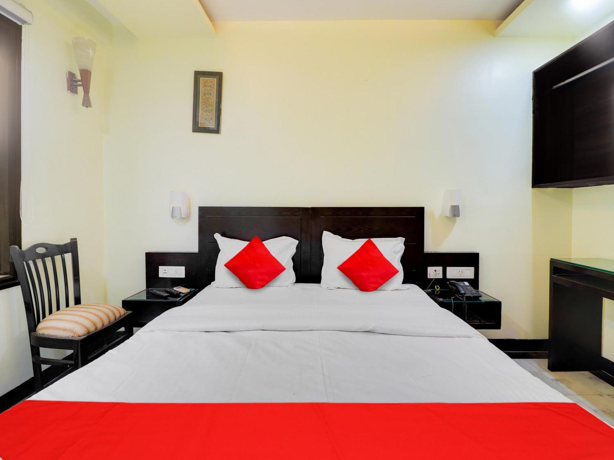 אגרה Oyo Flagship Hotel Rudra Palace מראה חיצוני תמונה