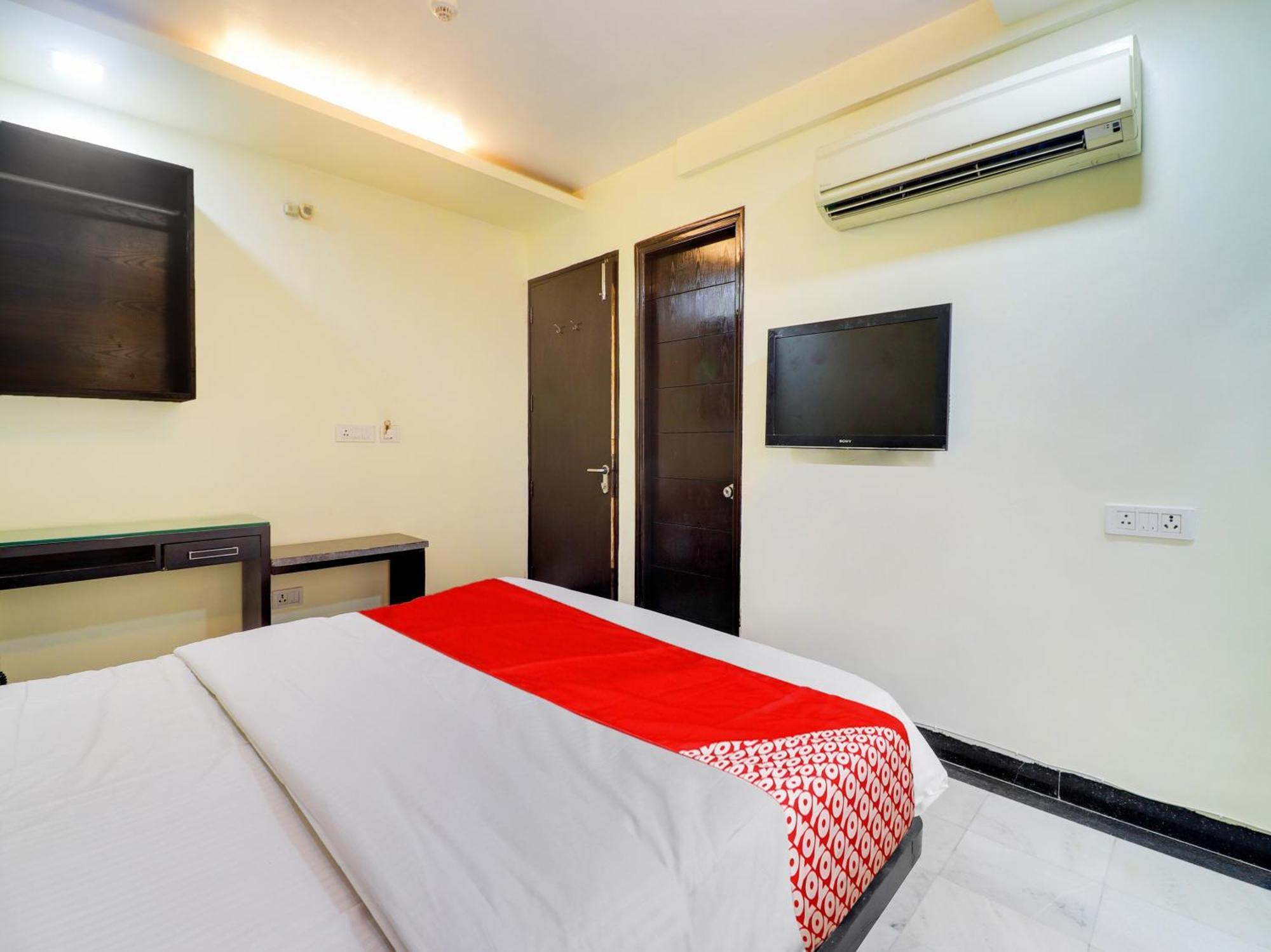 אגרה Oyo Flagship Hotel Rudra Palace מראה חיצוני תמונה