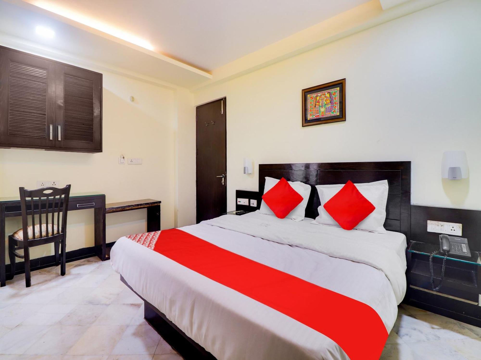 אגרה Oyo Flagship Hotel Rudra Palace מראה חיצוני תמונה