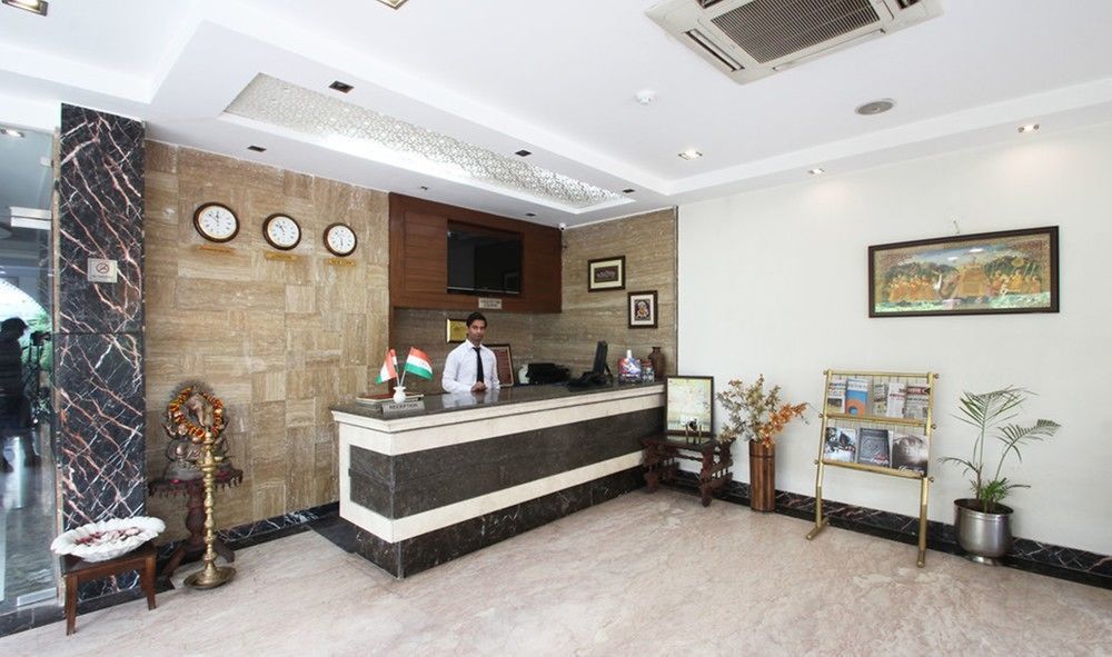 אגרה Oyo Flagship Hotel Rudra Palace מראה חיצוני תמונה